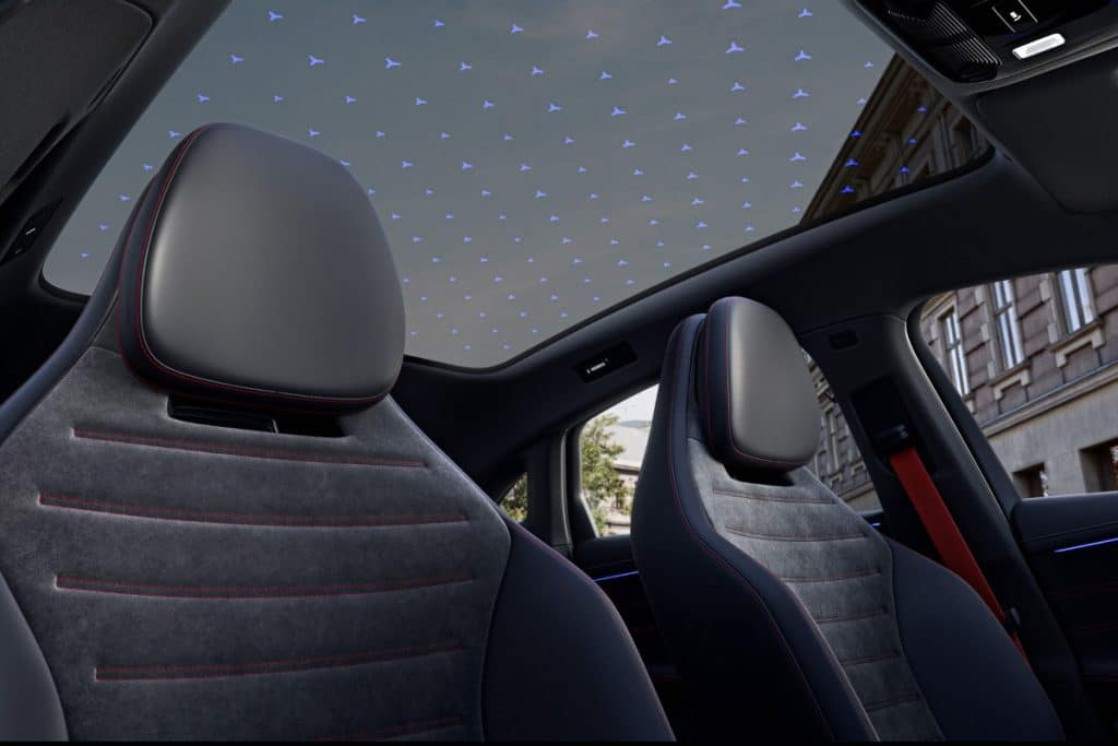 Sièges avant et toit vitré de la Mercedes Classe C électrique