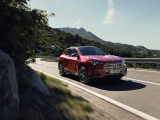 Nouvelle Mercedes-Benz GLA électrique rouge sur une route de montagne