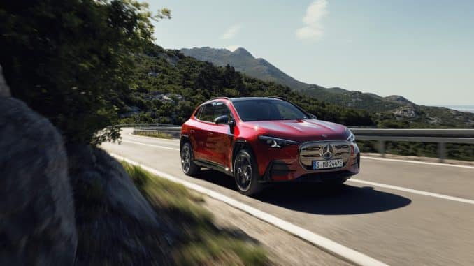 Nouvelle Mercedes-Benz GLA électrique rouge sur une route de montagne
