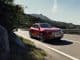 Nouvelle Mercedes-Benz GLA électrique rouge sur une route de montagne