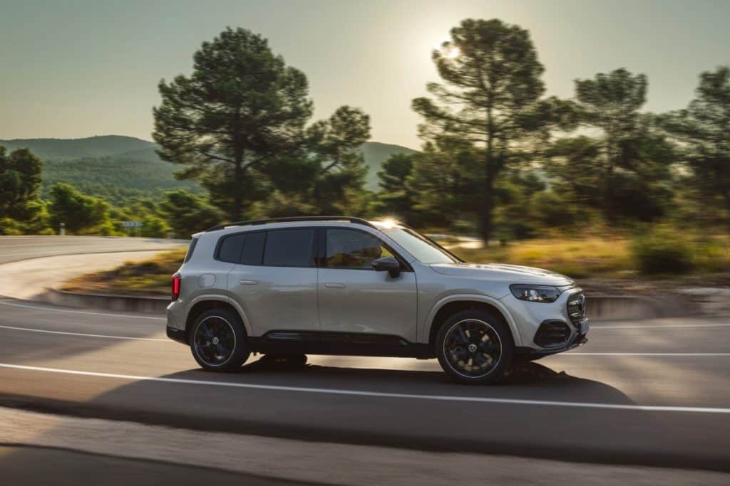 Le Mercedes GLB électrique de profil