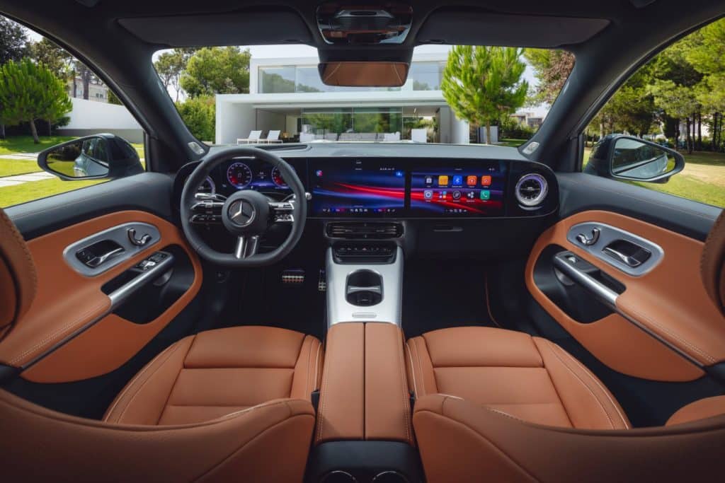 Planche de bord du Mercedes GLB avec l'écran MBUX Superscreen