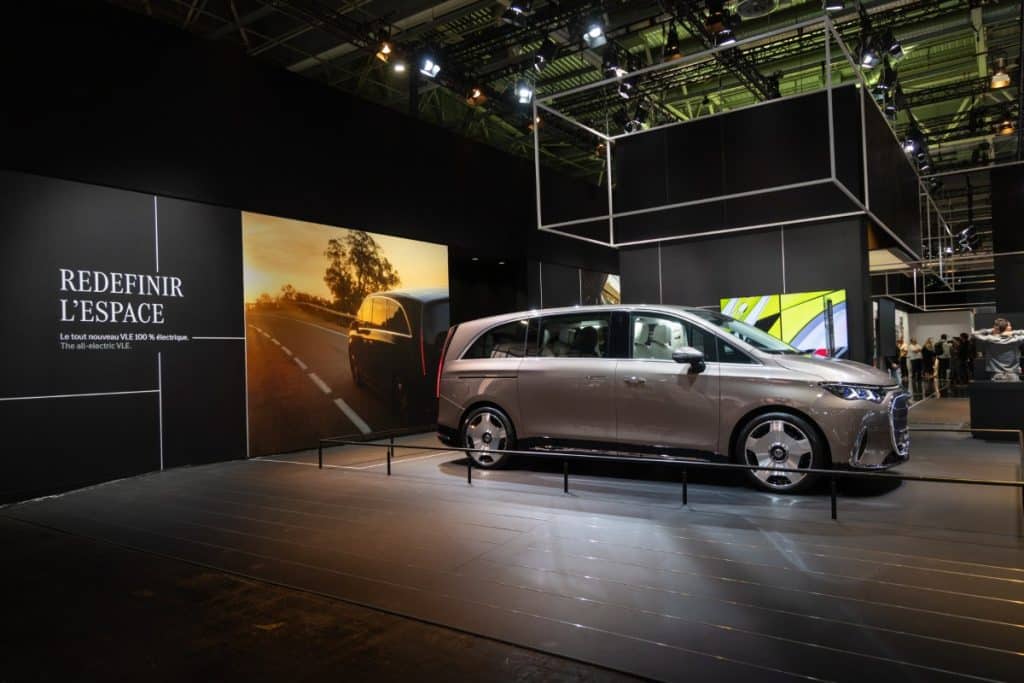 Mercedes VLE de profil sur le stand du Mondial de l'Auto 2026