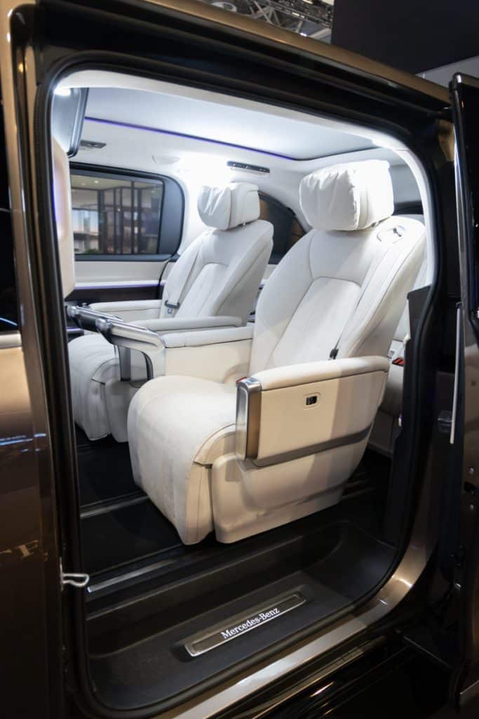 Sièges arrière individuels du Mercedes VLE, porte coulissante ouverte