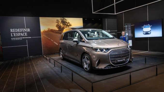 Mercedes VLE exposé sur le stand Mercedes-Benz au Mondial de l Auto 2026