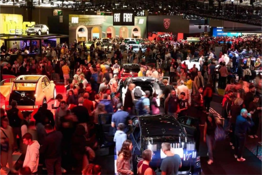 Visiteurs dans les allées du Mondial de l'Auto 2026 à Paris Expo Porte de Versailles
