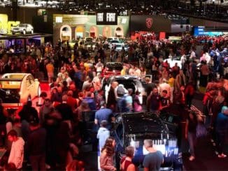 Visiteurs dans les allées du Mondial de l'Auto 2026 à Paris Expo Porte de Versailles