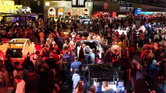 Visiteurs dans les allées du Mondial de l'Auto 2026 à Paris Expo Porte de Versailles