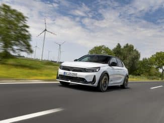 Opel Corsa GSE blanche en mouvement, vue de trois quarts avant