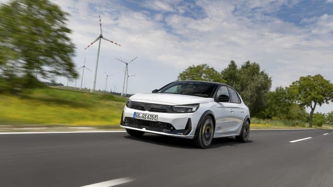 Opel Corsa GSE blanche en mouvement, vue de trois quarts avant