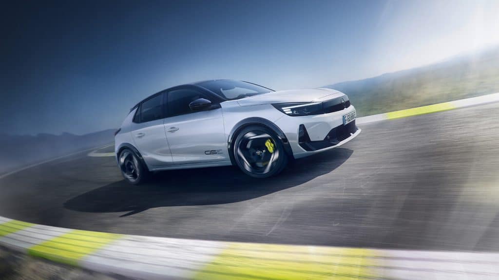 Opel Corsa GSE sur circuit, étriers de frein jaunes visibles