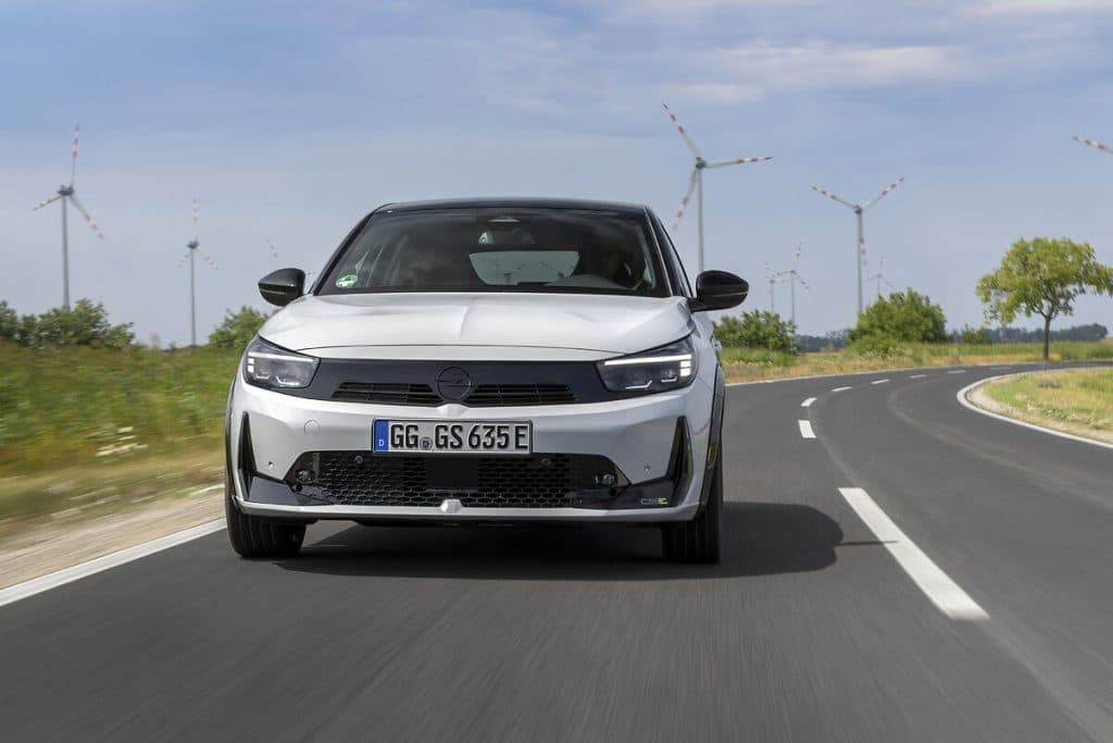 Face avant de l'Opel Corsa GSE sur route