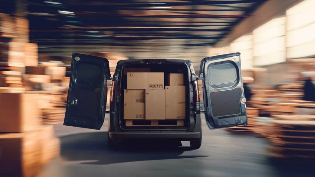 Portes arrière ouvertes du Renault Trafic Van E-Tech electric chargé de cartons