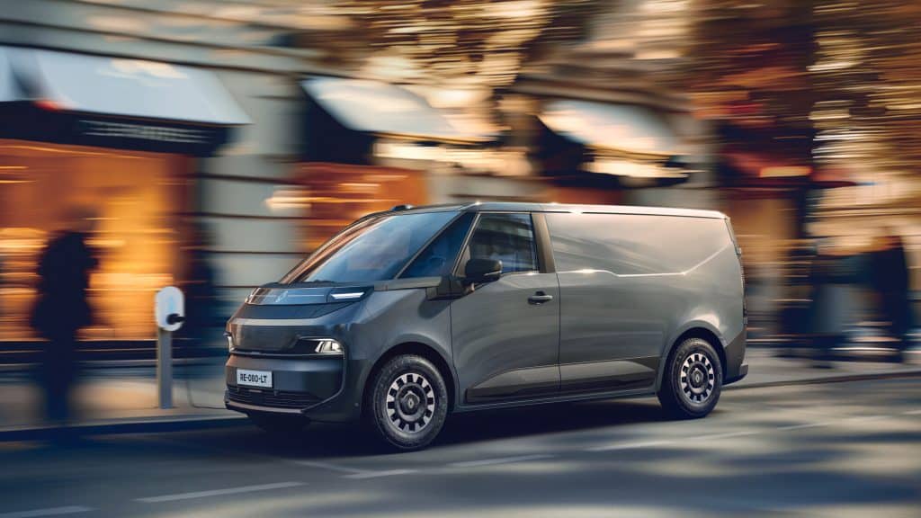 Renault Trafic Van E-Tech electric de trois quarts avant en ville