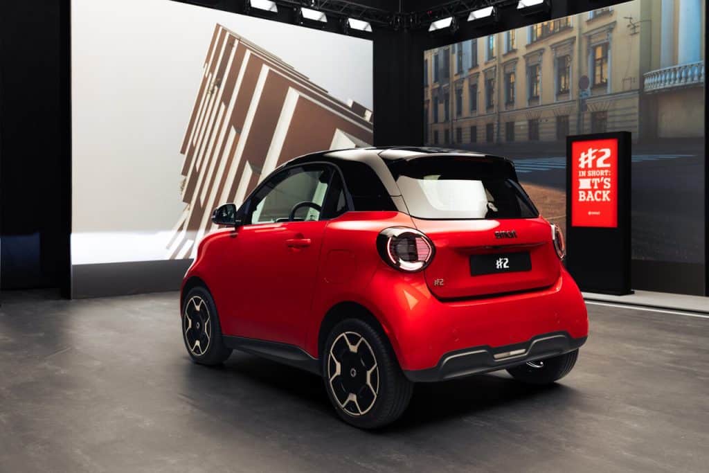 smart #2 rouge de trois quarts arrière