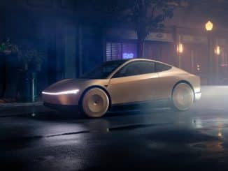 Tesla Cybercab beige vu de trois quarts avant, de nuit dans une rue