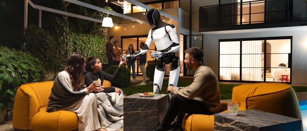 Robot humanoïde Optimus de Tesla servant des personnes assises sur une terrasse