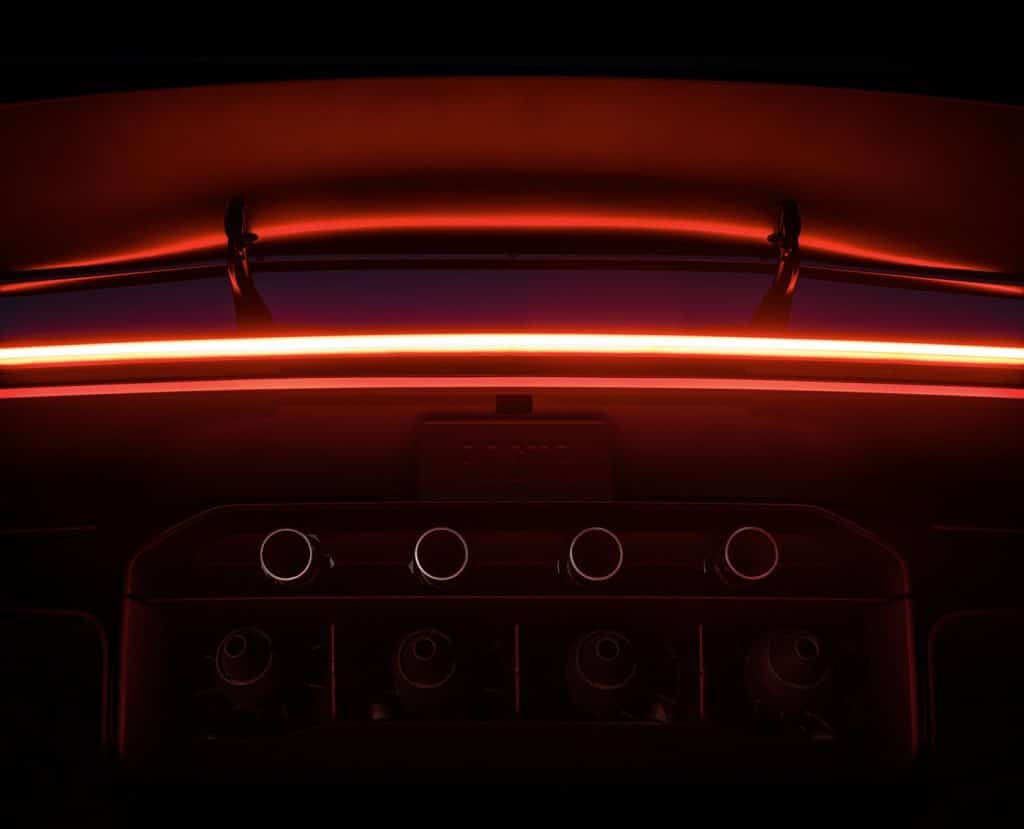 Bandeau lumineux rouge et diffuseur arrière du Tesla Roadster