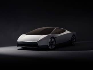 Nouveau Tesla Roadster gris vu de trois quarts avant, sur fond noir