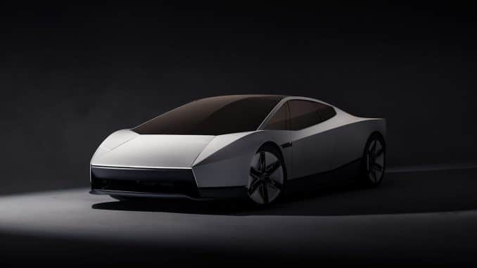 Nouveau Tesla Roadster gris vu de trois quarts avant, sur fond noir