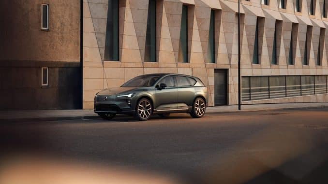 Le Volvo EX60 électrique vu de trois quarts avant